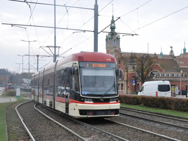 Okazją do wydłużenia tramwaju mogłaby być zbliżająca się gruntowna modernizacja pierwszych pięciu wagonów Pesa Jazz kupionych w 2013 r. 