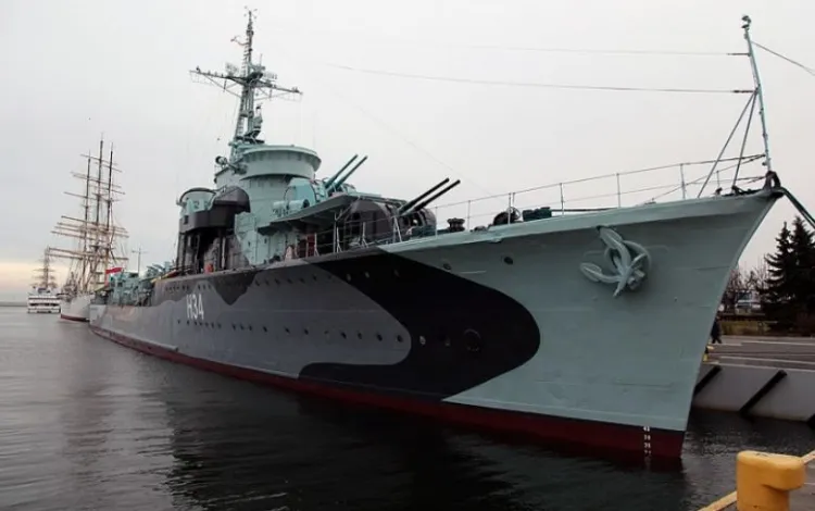 ORP Błyskawica wrócił na swoje tradycyjne miejsce przy Nabrzeżu Pomorskim.