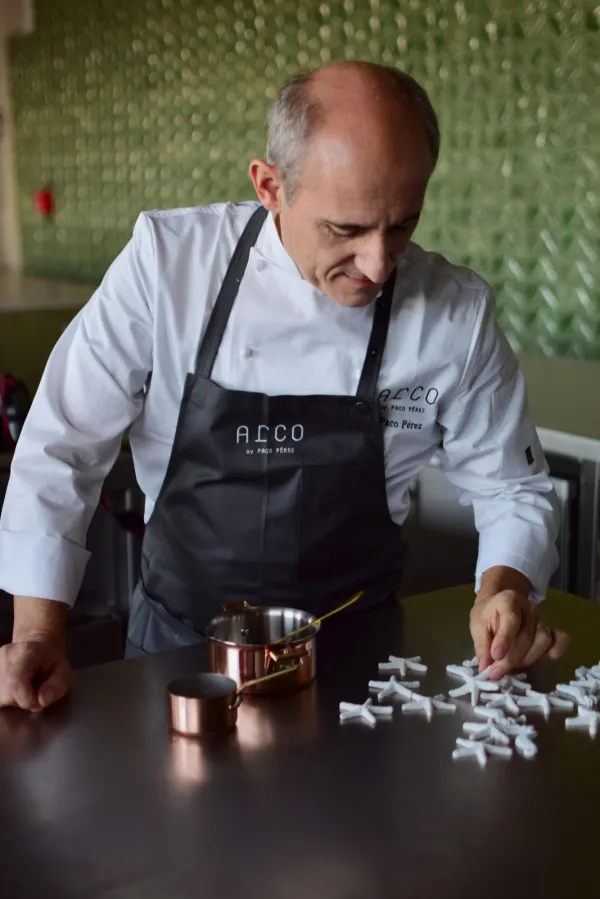 Restaurację Arco prowadzi jeden z najbardziej utytułowanych szefów kuchni na świecie - Paco Pérez. Prowadzone przez niego restauracje zlokalizowane są w największych miastach Europy i dotychczas zostały wyróżnione 5 prestiżowymi gwiazdkami przewodnika Michelin.