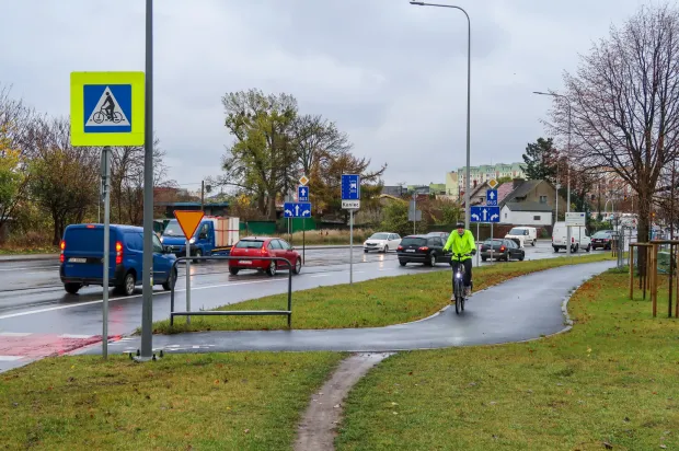Droga rowerowa przy skrzyżowaniu ulic Płk. Dąbka i Ledóchowskiego w Gdyni Obłużu 