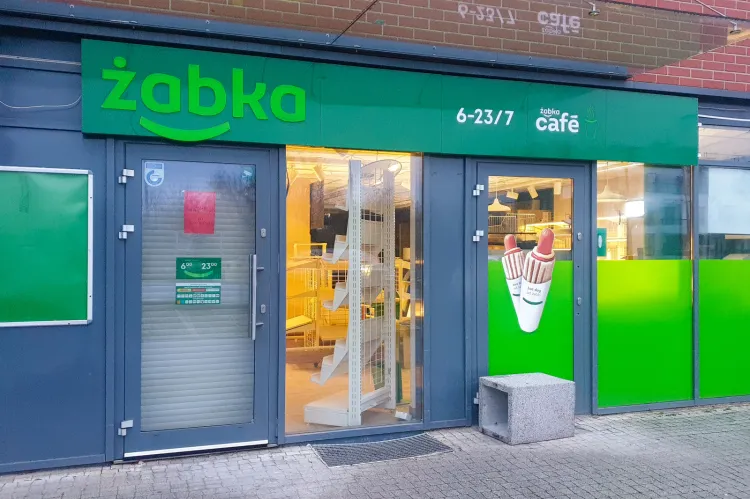Jednym ze sklepów, który padł ofiarą ataku i został zamknięty jest Żabka przy ul. Myśliwskiej w Gdańsku. 