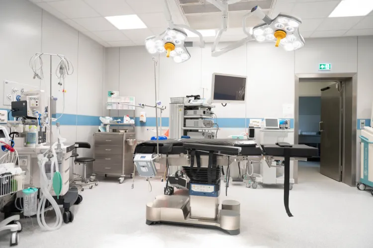W nowym obiekcie znajduje się nowoczesna sala operacyjna, trzy stanowiska wybudzeniowe i 10 łóżek ortopedycznych.