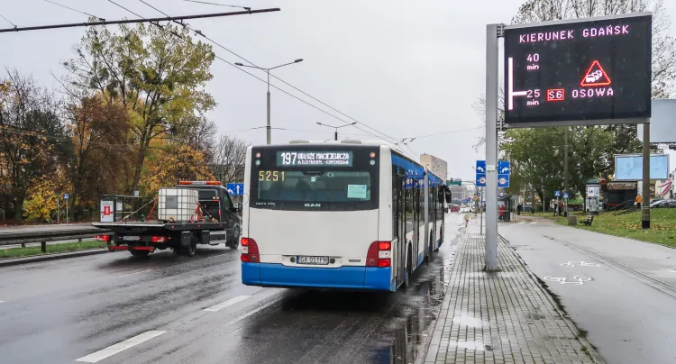 Autobusy i trolejbusy na ul. Morskiej przyspieszą w Cisowej dzięki buspasowi.