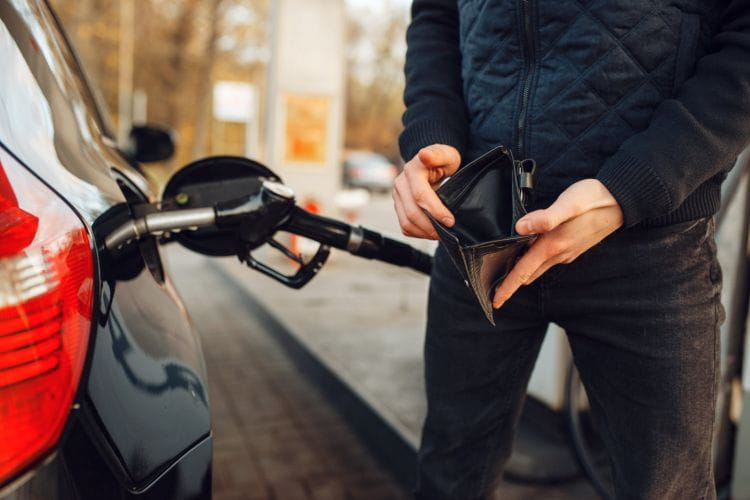 Do Sejmu trafił projekt obniżający opodatkowanie paliwa. Zakłada on obniżenie cen paliwa do ok. 4 zł za litr. 