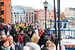 W piątek, 12 listopada, tłumy turystów zwiedziały Gdańsk. Podobnie było w świąteczny czwartek i będzie zapewne w weekend.