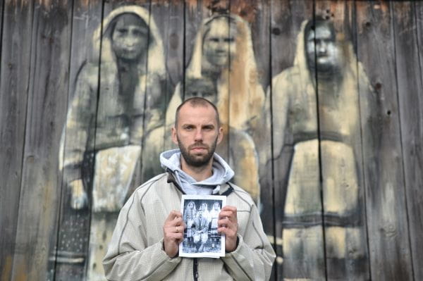 Arkadiusz Andrejkow to podkarpacki artysta, który specjalizuje się m.in. w muralach na stodołach. Teraz przeniesie fotografie dawnych mieszkańców Oliwy na ścianę budynku obok ratusza. 