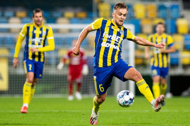 Sebastian Milewski zadebiutował w Arce Gdynia 29 września 2021 przeciwko Puszczy Niepołomice. Od tego czasu jest podstawowym piłkarzem żółto-niebieskich.