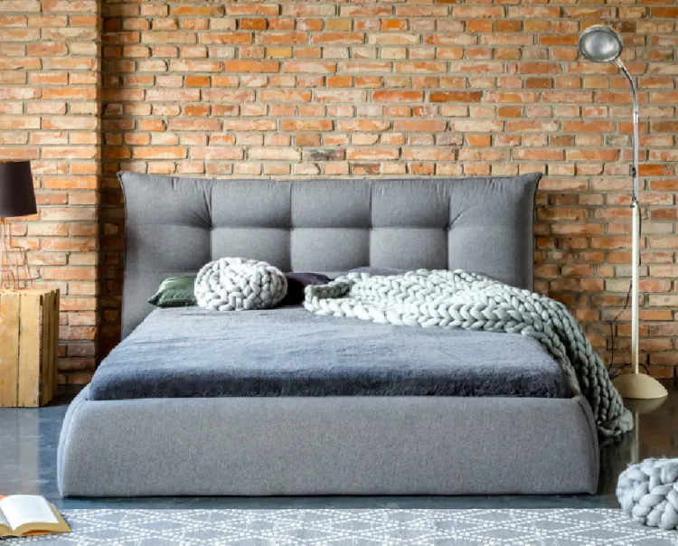 Łóżka tapicerowane cieszą się aktualnie największą popularnością. Możliwość doboru kolorystyki, rozmiaru i tkanin obiciowych pozwala dopasować łóżko do konkretnego wnętrza.