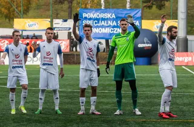 Bałtyk Gdynia po serii ośmiu meczów bez zwycięstwa w III lidze, wygrał kolejne trzy. Passa pokrywa się z powrotem do bramki Michała Bartowiaka (drugi od prawej), który przekonuje, że jedno, długo wyczekiwane zwycięstwo odmieniło zespół.