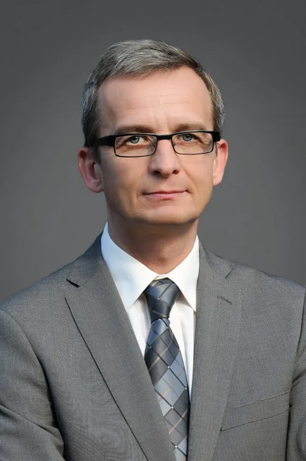Jarosław Wojciechowski pełnił funkcję szefa najpierw Gdyńskiego Centrum Kultury, a później Konsulatu Kultury, od 1 marca 2010 roku. 10 listopada br. zrezygnował ze stanowiska.