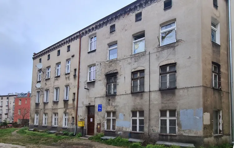 Budynek przy Góreckiego w Nowym Porcie. Spośród czterech znajdujących się tu mieszkań komunalnych, dwa pozostają puste. Takich przykładów w Gdańsku jest znacznie więcej.