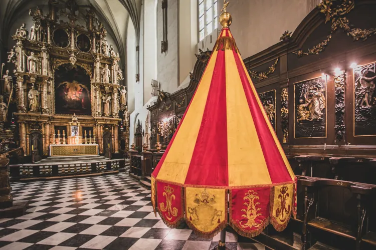 Papieski parasol w poniedziałek wrócił do Bazyliki św. Mikołaja.