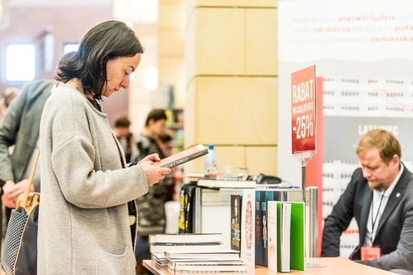 Gdańskie Targi Książki to nie tylko okazja, by kupić nowe tytuły, ale także zdobyć autograf ulubionego autora lub wziąć udział w dyskusji.