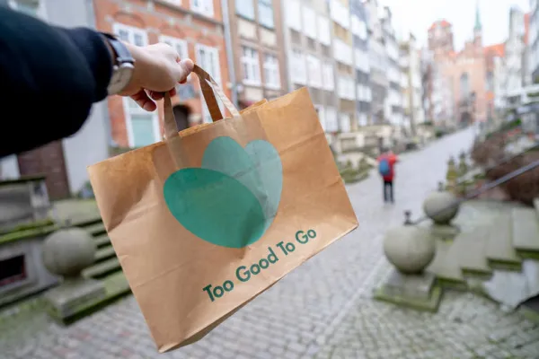 Too Good To Go to wywodząca się z Danii aplikacja, dzięki której niesprzedana danego dnia żywność, zamiast lądować w koszu, staje się posiłkiem-niespodzianką. Wiele trójmiejskich lokali przystąpiło do tej akcji, więc wybór jest spory. 