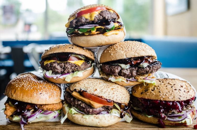 Jaki powinien być idealny burger? Smaczny i tani. Sprawdziliśmy, gdzie w Trójmieście można zjeść bułę z wołowiną za mniej niż 25 zł.