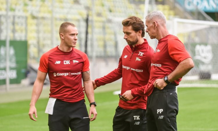 Damian Korba (z lewej) odpowiada za przygotowanie fizyczne piłkarzy Lechii Gdańsk. Członek sztabu Tomasza Kaczmarka (w środku) zapewnia, że zespół dobrze przepracował przerwę na mecze reprezentacji.
