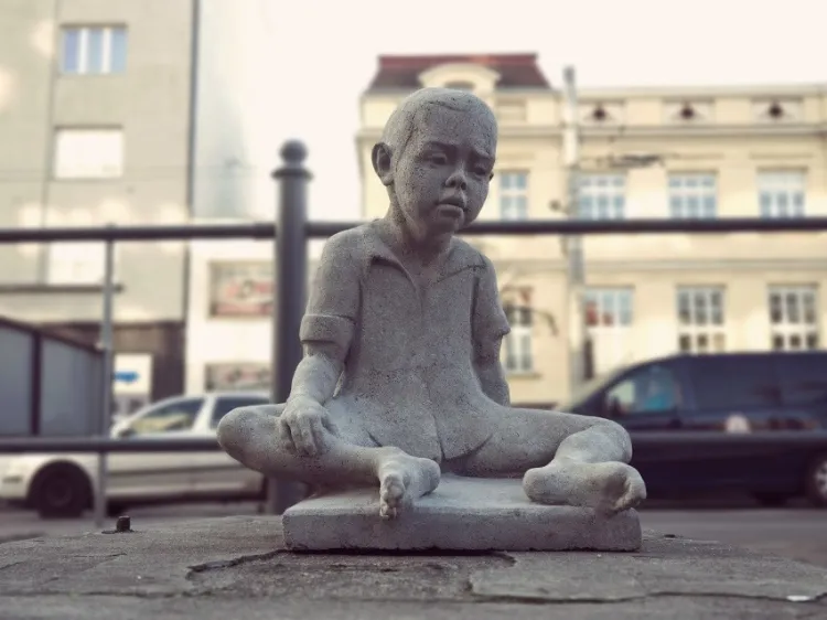 Tewu przeznaczył do wylicytowania jedną ze swoich najsłynniejszych rzeźb - "Chłopca z 10 Lutego" (egzemplarz autorski, numerowany 1/3). Drugi odlew został zainstalowany w Gdyni na ul. 10 Lutego, trzeci znajduje się w prywatnej kolekcji.