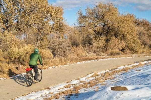 Zima na rowerze może być przyjemna, jeśli odpowiednio się do niej przygotujemy.