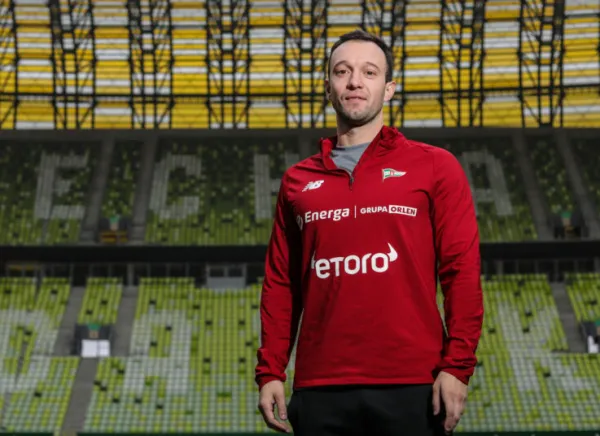 Lechia Gdańsk do Mielca poleciała samolotem i z większym sztabem szkoleniowym. Nowym asystentem trenera Tomasza Kaczmarka został Emanuel Ribeiro (na zdjęciu).