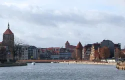 Tak wygląda na tle panoramy Gdańska kładka zawieszona 2,5 m nad lustrem wody...
