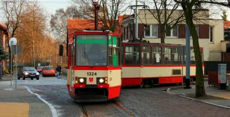 Pełny ruch tramwajowy w Nowym Porcie został wznowiony w grudniu. Nz. tramwaj skręcający w ul. Strajku Dokerów.