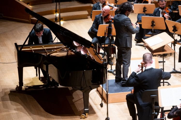 W piątkowy wieczór w Filharmonii Bałtyckiej odbył się przedostatni z symfonicznych koncertów tegorocznej Gdańskiej Jesieni Pianistycznej. Gwiazdą wieczoru był ukraiński wirtuoz Vadym Kholodenko, a za pulpitem dyrygenckim stanął Bassem Akiki. 