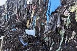Śmieci bio, które trafiają na wysypisko w Szadółkach, są pełne plastikowych worków.