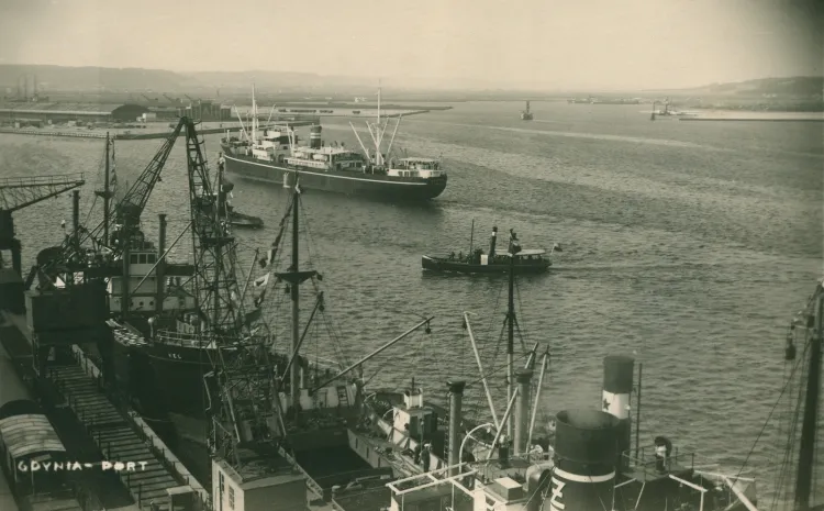 Port w Gdyni na zdjęciu z połowy lat 30.