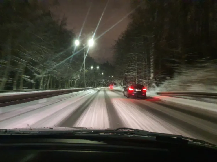 Zima to zdecydowanie najbardziej wymagający czas dla kierowców. 