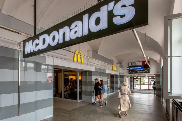 Przed remontem w gmachu dworca działał punkt McDonald's.