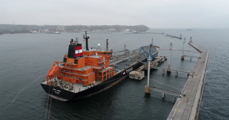 Port Gdynia specjalizuje się w przeładunku gotowego oleju napędowego, który rurociągiem trafia do bazy paliw PERN w Dębogórzu.