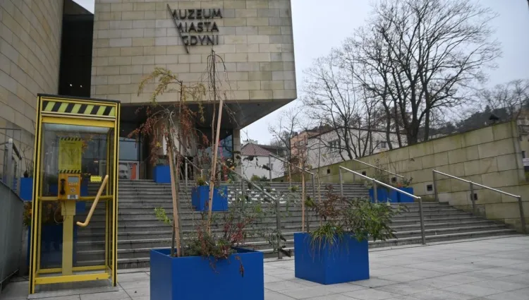 Budka przed wejściem do Muzeum Miasta Gdyni.