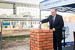 Wmurowanie aktu erekcyjnego pod budowę Centrum Ekoinnowacji Politechniki Gdańskiej - wojewoda pomorski Dariusz Drelich.