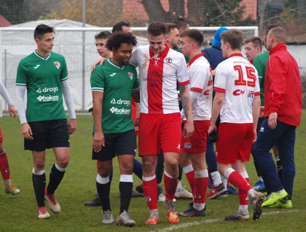 Jaguar Gdańsk i Gedania są na czele IV ligi. Zdjęcie z bezpośredniego pojedynku obu drużyn, które zakończyło się zwycięstwem drużyny Krystiana Ryczkowskiego 3:0.