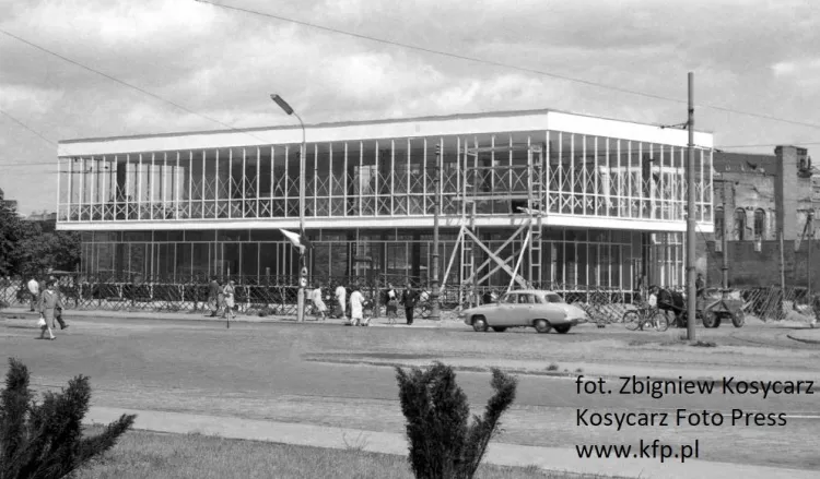 Rok 1961, budowa Pawilonu Meblowego jeszcze trwa. Jego otwarcie nastąpi 27 listopada tego samego roku. 