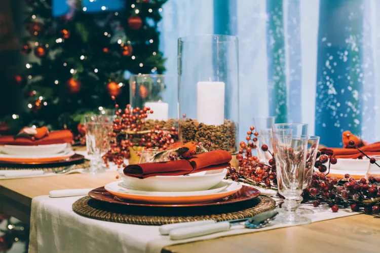 Przy świąteczny stole spędzamy trzy dni w gronie najbliższych. Jak udekorować stół na Boże Narodzenie, żeby prezentował się wyjątkowo i odświętnie?  