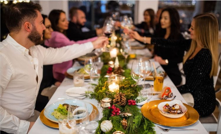 Firmowe spotkania świąteczne są coraz chętniej organizowane w restauracjach.