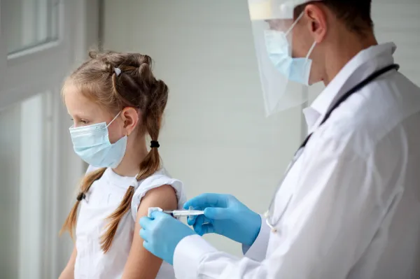 Komisja Europejska zatwierdziła szczepionkę Comirnaty firm Pfizer/BioNTech przeciw COVID-19 dla dzieci w wieku od 5 do 11 lat.