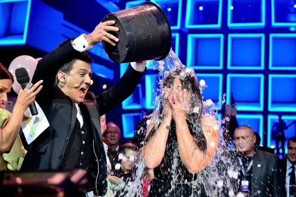 W 2014 r. na scenie sopockiego festiwalu wyzwanie w ice bucket challenge przyjęła piosenkarka Ewa Farna.