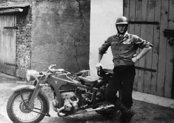 Krzysztof Kosik, autor wspomnień z gdańskiej dzielnicy Orunia, ze swoim motocyklem - Zundappem KS 600