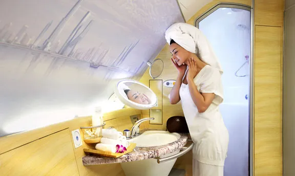 Luksusowa łazienka w samolocie Emirates Airlines