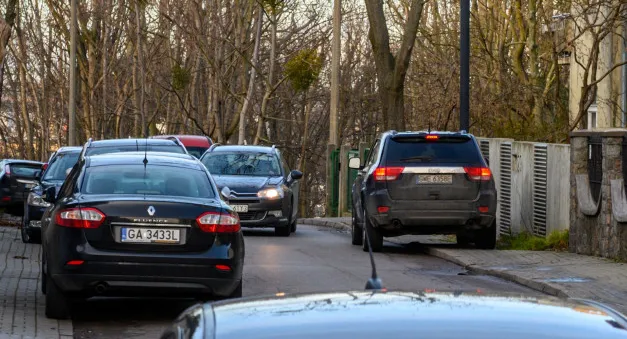 Na ul. Sienkiewicza w Gdyni bywa ciasno z powodu zaparkowanych aut i sporego ruchu.