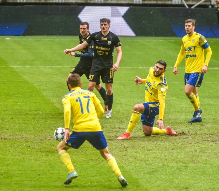 Arka Gdynia rok 2021 zakończy meczem u siebie ze Stomilem Olsztyn. Michałowi Marcjanikowi (z prawej) anulowano kartkę, a Haris Memić (w środku) musi pauzować, ale tylko w Fortuna Puchar Polski.