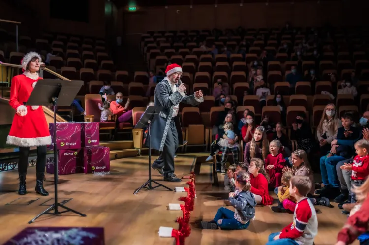 Podczas koncertu mikołajkowego w Filharmonii Bałtyckiej Izabela Pawletko i Bogdan Smagacki zaśpiewali kilkanaście najsłynniejszych bajkowych przebojów. Wiele dzieci świetnie 
znało teksty i śpiewało pełnym głosem razem z artystami. 