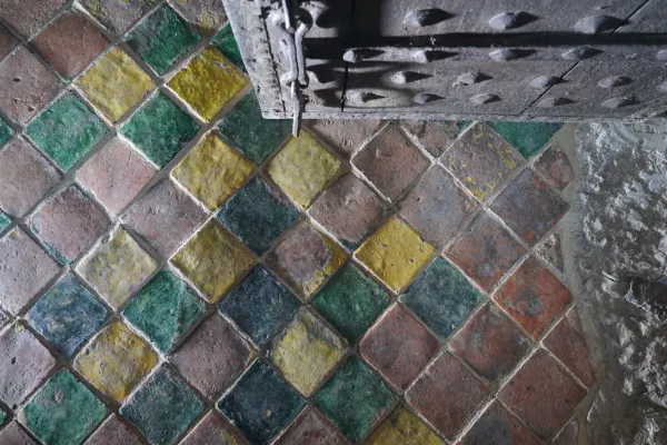 Drzwi oraz posadzka Wielkiego Krzysztofa, gdzie niegdyś mieściło się archiwum miejskie. Płytki posadzki mają kształt kwadratów. Mają złote, turkusowe oraz ceglane kolory. W nieregularnej mozaice dominują te ostatnie.