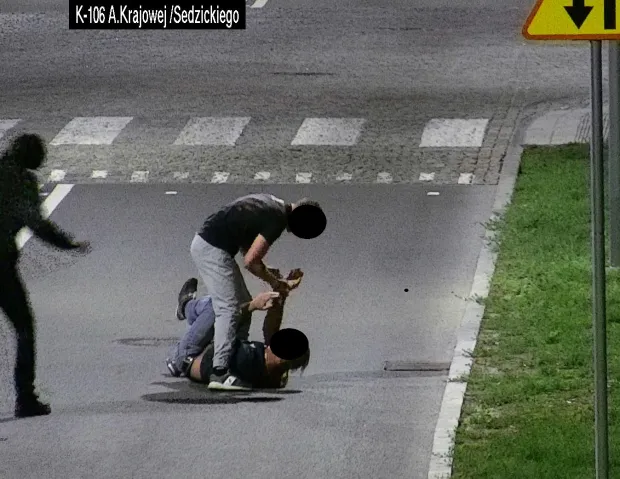 Gdyńskie kamery nagrały także bijących się młodych mężczyzn na wys. ul. Armii Krajowej.