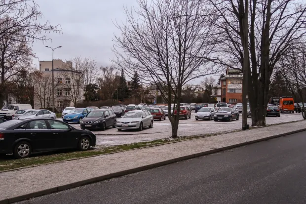 Gdynia Kamienna Góra. Parking przy ulicy Adama Mickiewicza, który niebawem może zniknąć.