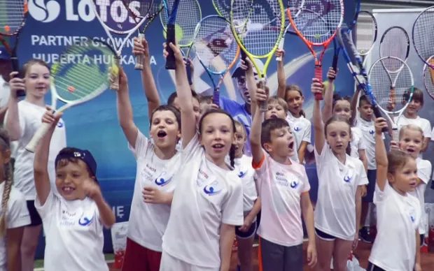 "Narodowy Program Upowszechniania Tenisa - Rakiety Lotosu" objął już około 3,5 tys. młodych adeptów tenisa.