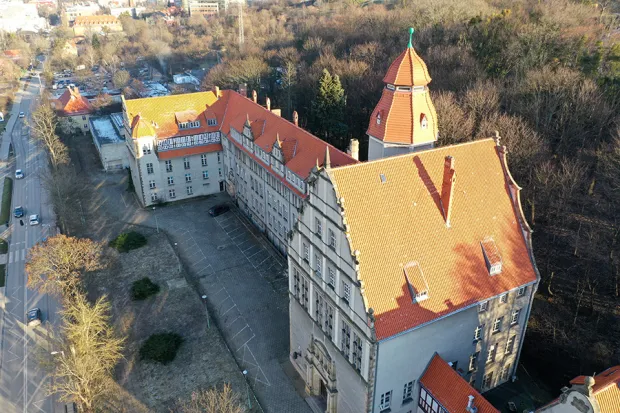 Budynek wraz z działką o pow. 2,5 ha kosztował 24 mln zł. 