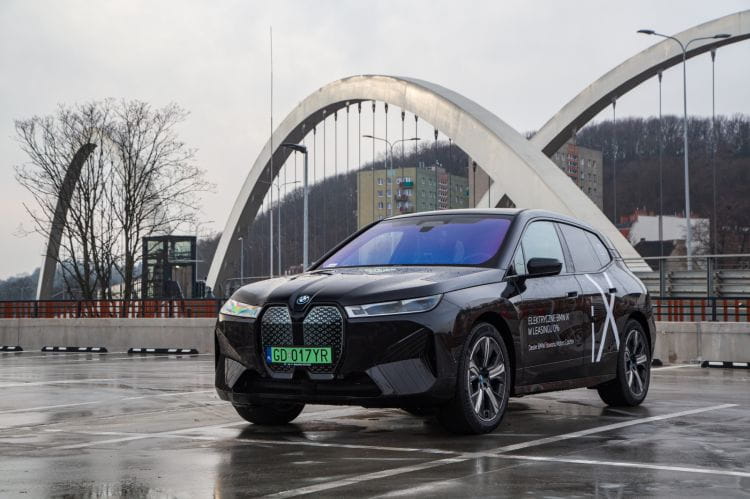 Nowe, elektryczne BMW iX. Cennik startuje od kwoty 357 900 zł. 